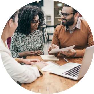 Une équipe discutant d’un rapport. Une équipe discutant d’un rapport.