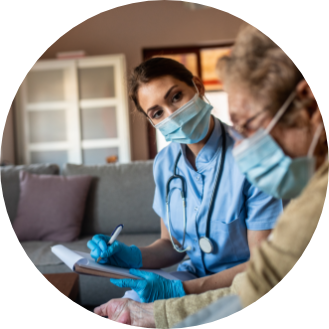Entretien avec infirmière. Une infirmière interrogeant une patiente âgée.